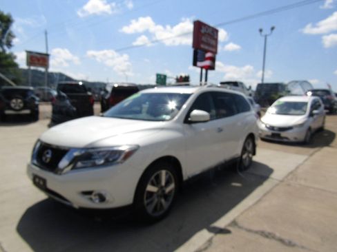 Used 2016 Nissan Pathfinder Platinum AWD/4WD image 2