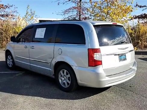 Used 2011 Chrysler Town & Country Touring image 6