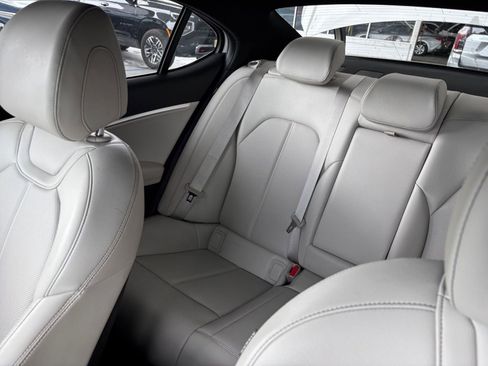 Used 2025 Genesis G70 2.5T image 39