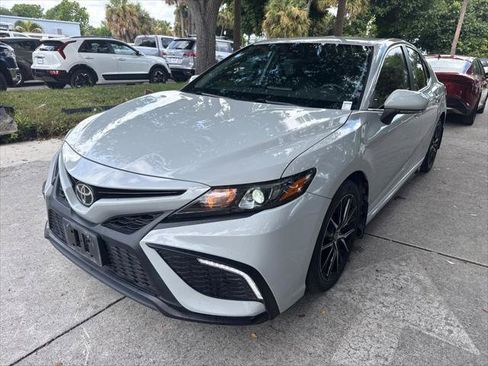 Used 2022 Toyota Camry SE FWD image 2