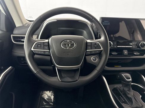 Used 2025 Toyota Highlander XLE image 32