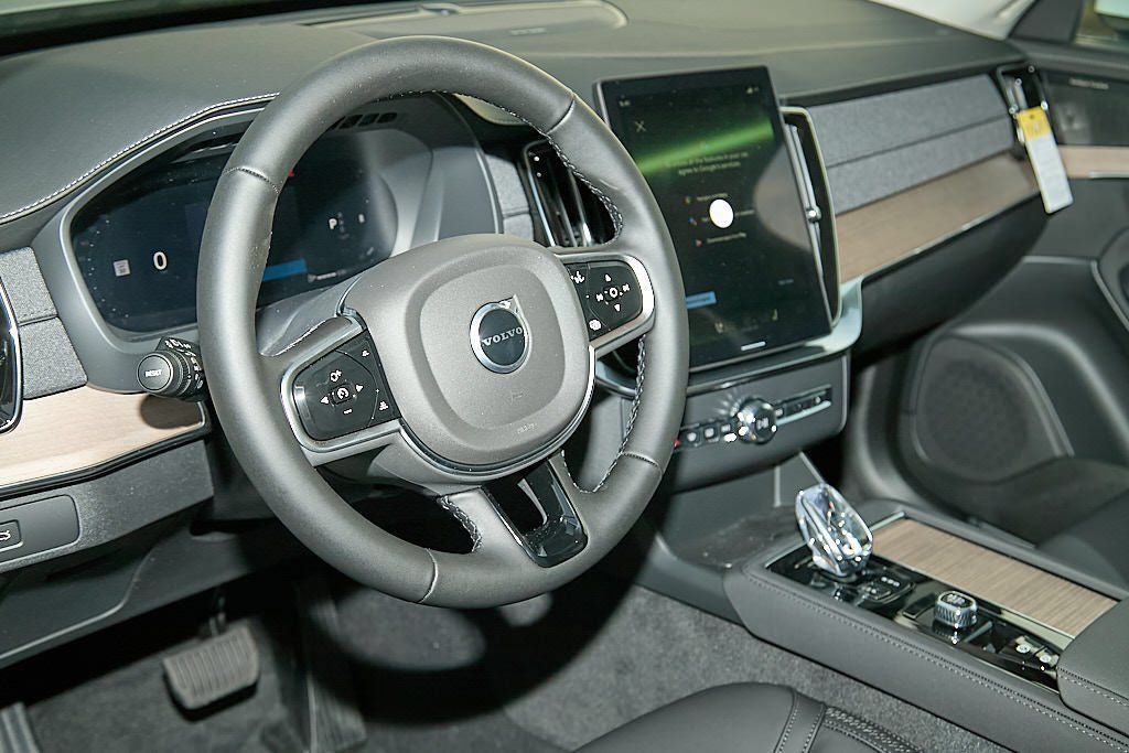 New 2026 Volvo XC90 B6 Plus w/ Protection Package AWD/4WD image 13