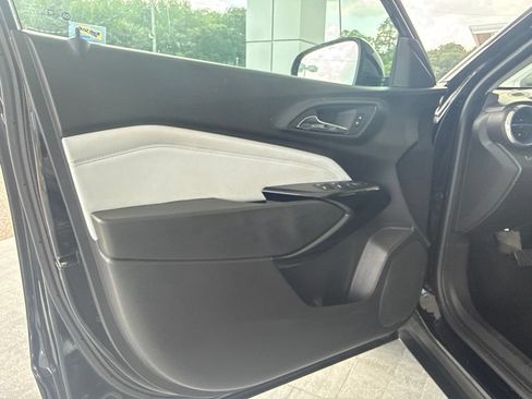 Used 2025 Chevrolet Trax LT FWD image 29