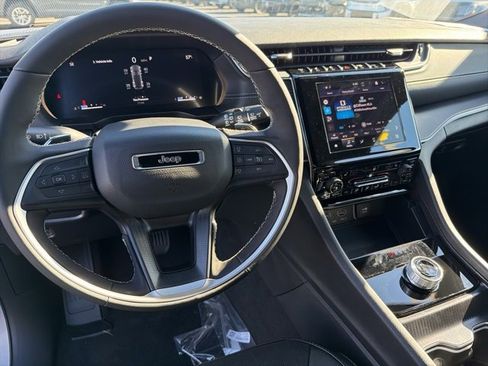 New 2025 Jeep Grand Cherokee Altitude image 11