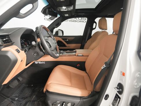 Used 2024 Lexus LX 600 4WD w/ Luxury Package image 9