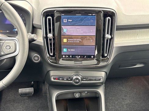 New 2025 Volvo XC40 B5 Core w/ Climate Package image 7