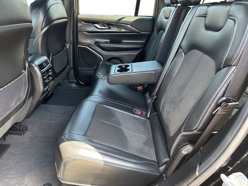 Used 2022 Jeep Grand Cherokee Altitude AWD/4WD image 13