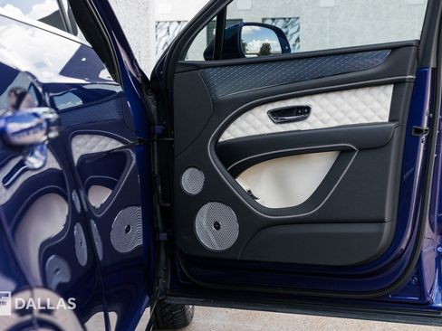 Used 2023 Bentley Bentayga image 38