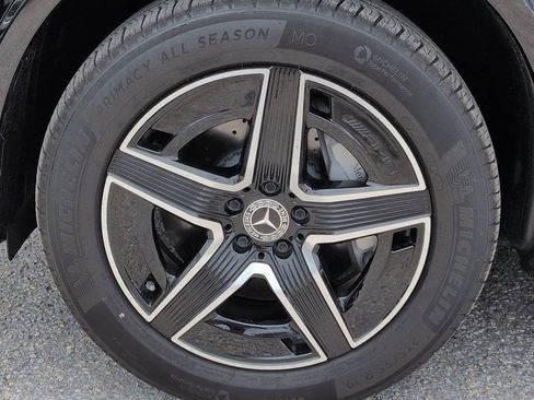 Used 2025 Mercedes-Benz GLC 300 4MATIC image 11