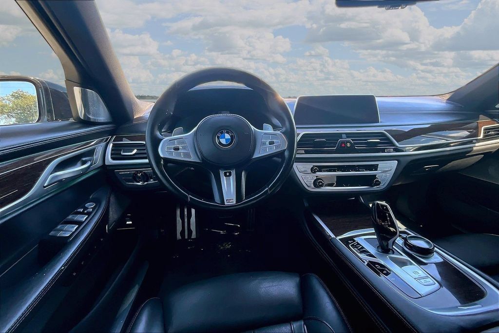Used 2021 BMW 750i xDrive w/ Executive Package AWD/4WD image 8
