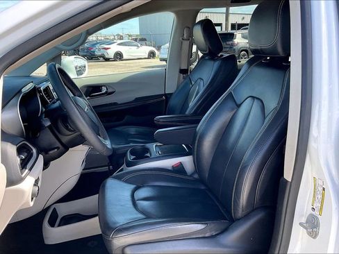 Certified 2022 Chrysler Pacifica Touring-L FWD image 18
