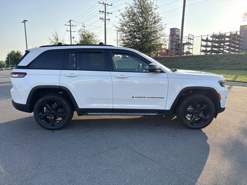 Used 2023 Jeep Grand Cherokee Limited w/ Luxury Tech Group II AWD/4WD image 10