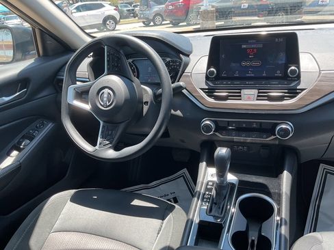 Used 2024 Nissan Altima 2.5 SV FWD image 19