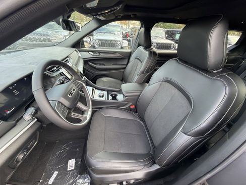 New 2025 Jeep Grand Cherokee L Altitude image 13