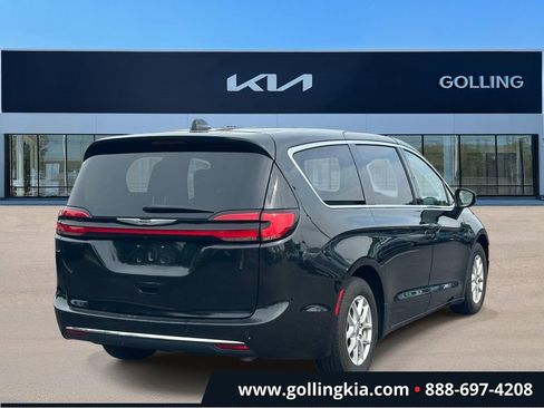 Used 2023 Chrysler Pacifica Touring-L FWD image 3