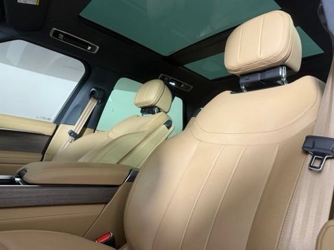 Used 2025 Land Rover Range Rover SE AWD/4WD image 5