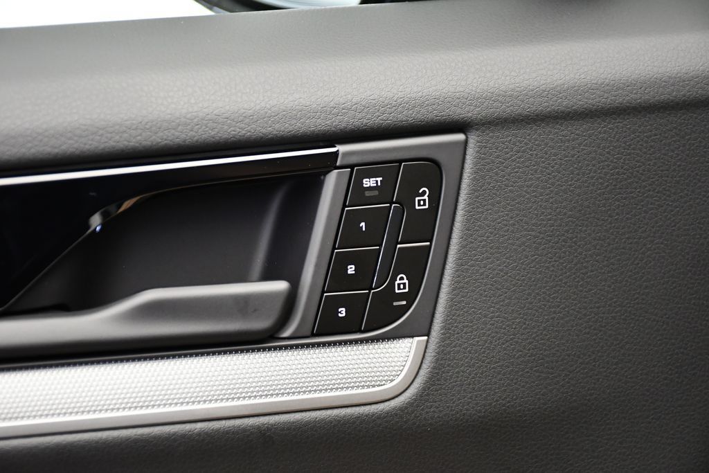 Certified 2025 Porsche Cayenne E-Hybrid Coupe AWD/4WD image 39