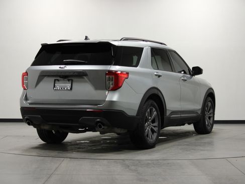 Used 2022 Ford Explorer XLT w/ Equipment Group 202A image 4