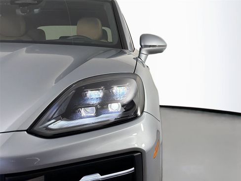 Certified 2026 Porsche Cayenne AWD/4WD image 14