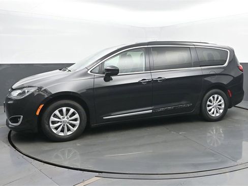 Used 2019 Chrysler Pacifica Touring-L image 2