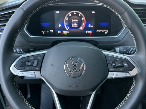 Used 2022 Volkswagen Tiguan SE w/ Panoramic Sunroof Package image 24