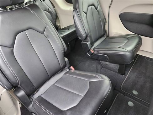 Used 2024 Chrysler Pacifica Touring-L image 26