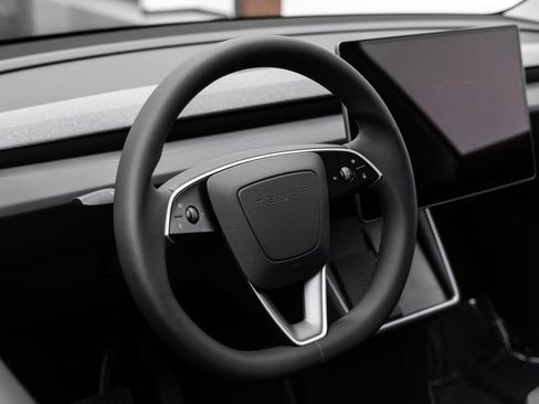 Used 2026 Tesla Model Y 2WD image 17