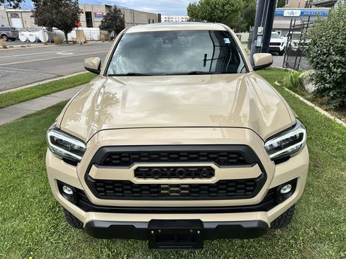 Used 2020 Toyota Tacoma TRD Off-Road w/ TRD Premium Off Road Package AWD/4WD image 12