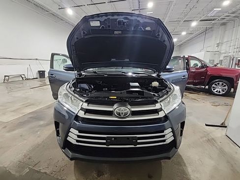 Used 2017 Toyota Highlander LE FWD image 32