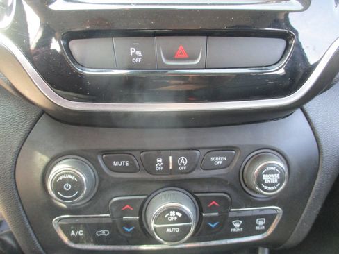 Used 2019 Jeep Cherokee Limited AWD/4WD image 12