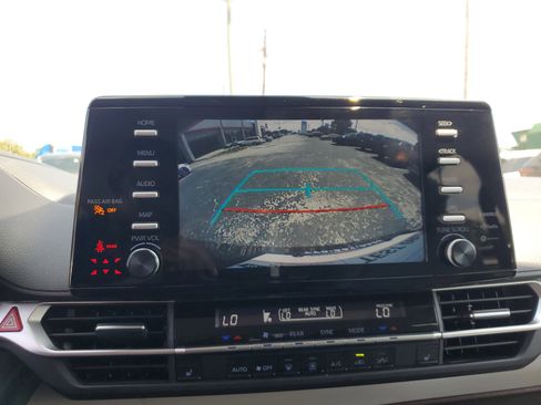 Used 2024 Toyota Sienna XLE FWD image 23