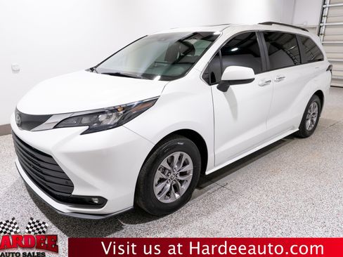 Used 2026 Toyota Sienna XLE FWD image 2