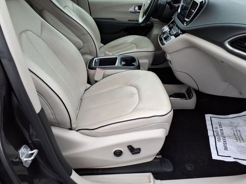 Used 2018 Chrysler Pacifica Limited w/ Advanced Safetytec Group image 8