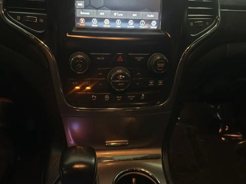 Used 2018 Jeep Grand Cherokee Laredo AWD/4WD image 16