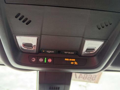 Used 2023 Chevrolet Equinox RS FWD image 32