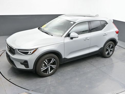 Used 2025 Volvo XC40 B5 Core image 29