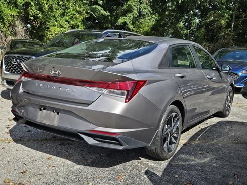 Used 2023 Hyundai Elantra SEL w/ Convenience Package FWD image 2