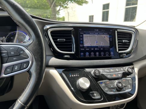 Used 2020 Chrysler Pacifica Touring-L w/ Advanced Safetytec Group FWD image 32