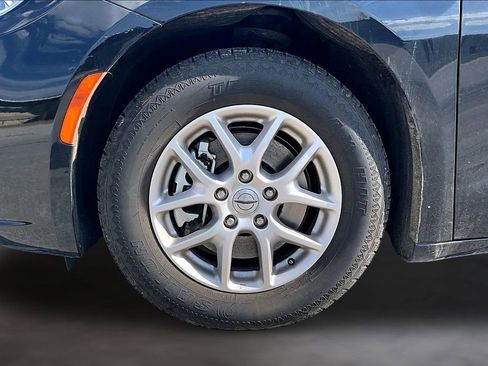 Used 2023 Chrysler Pacifica Touring-L FWD image 31