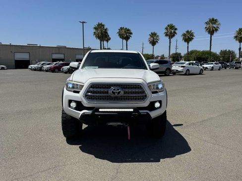 Used 2016 Toyota Tacoma TRD Off-Road AWD/4WD image 4