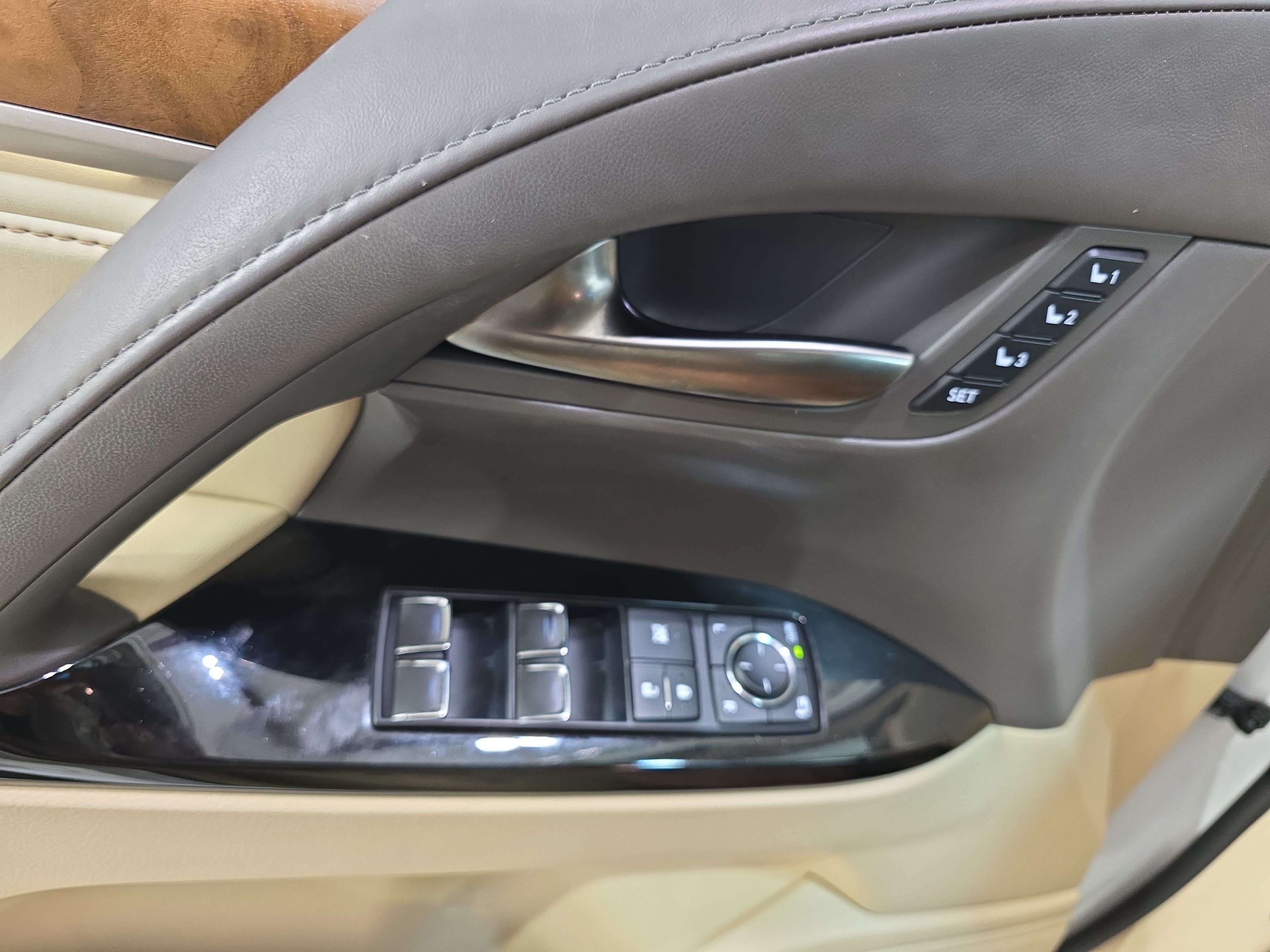 Used 2021 Lexus LX 570 4WD w/ Luxury Package image 25