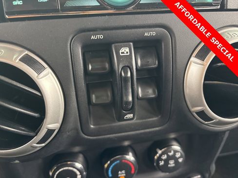 Used 2016 Jeep Wrangler Unlimited Rubicon w/ Connectivity Group image 21