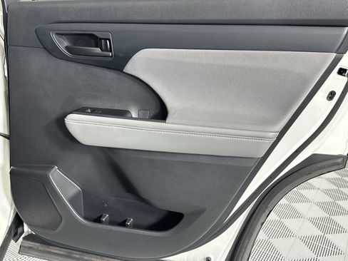 Used 2020 Toyota Highlander LE FWD image 32