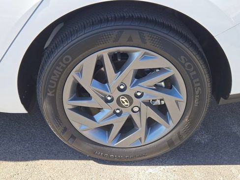 Used 2024 Hyundai Elantra Blue FWD image 11