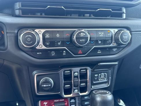 Used 2025 Jeep Gladiator Rubicon w/ Convenience Group AWD/4WD image 23