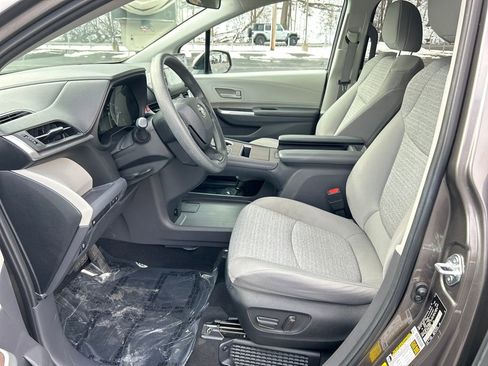 Certified 2022 Toyota Sienna LE image 17