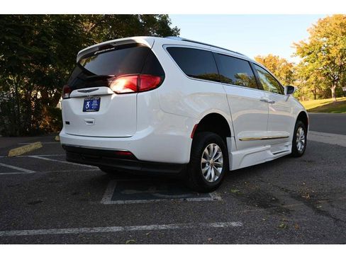 Used 2018 Chrysler Pacifica Touring-L image 6