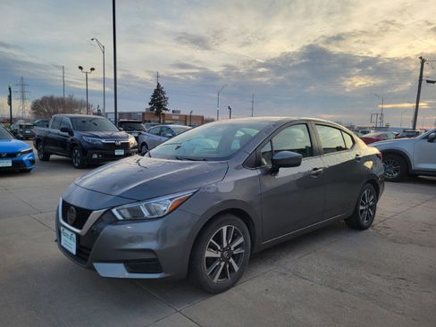 Used 2021 Nissan Versa SV image 3