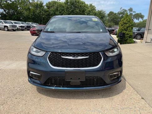 New 2025 Chrysler Pacifica Select image 3