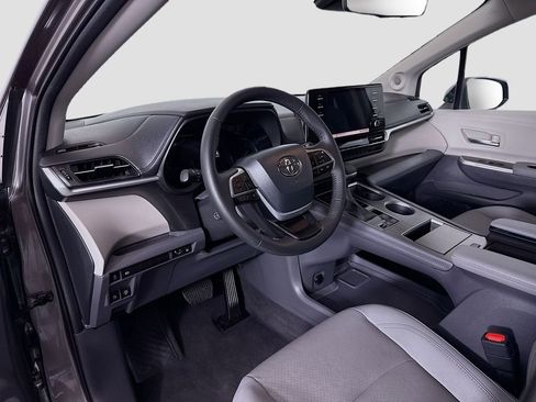 Used 2024 Toyota Sienna Limited FWD image 9